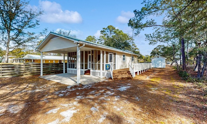 Supply Cabaña | Charming coastal cottage with large deck & tranquil yard - near golf & beaches