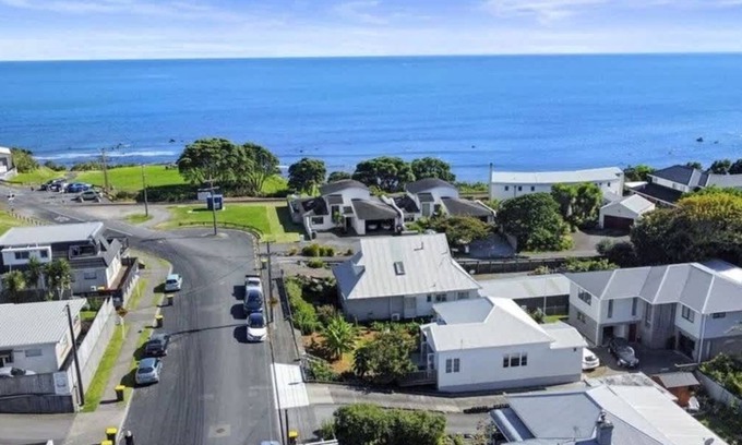 New Plymouth Cabaña | Charming Coastal Cottage in New Plymouth
