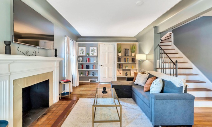 Grosse Pointe Casa | Charming Colonial Home in calm neighborhood