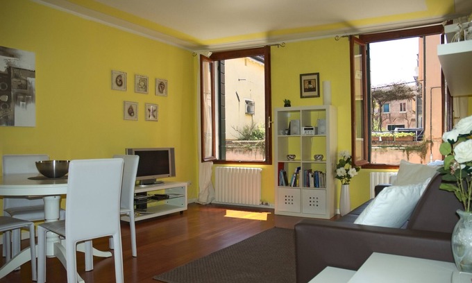 Dorsoduro Apartamento | Encantador, cómodo, totalmente equipado apartamento con pintorescas vistas al canal de Venecia