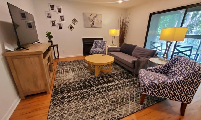 West Ashley Condominio | Charming Condo amongst trees Close to Everything