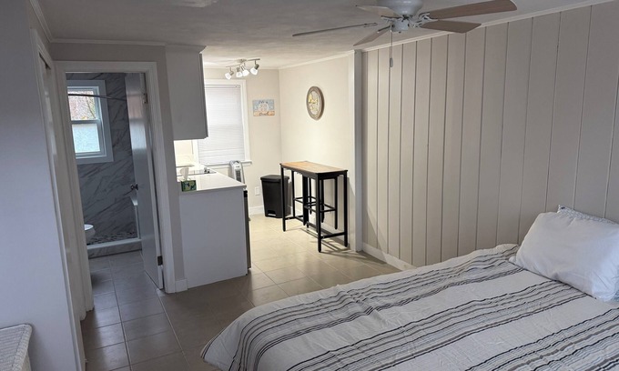 Dennis Port Condominio | Charming condo efficiency in peaceful Dennisport with WiFi, AC