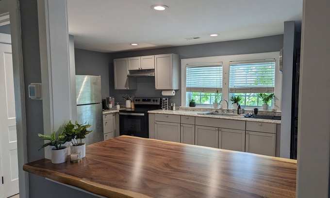 Wilmington Condominio | Charming condo in the Soda Pop district of downtown Wilmington. Pet-friendly!