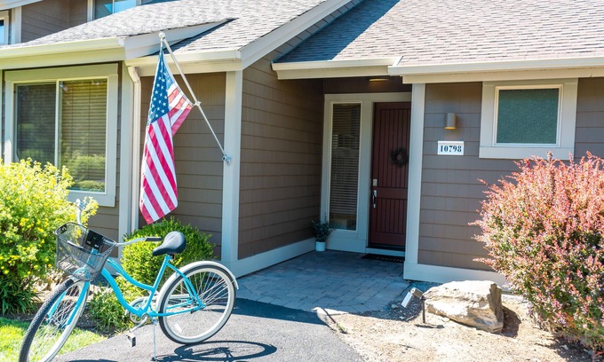 Redmond Casa | Charming CONDO/Pets friendly/PRIV Hot tub/6 Club House Passes!!