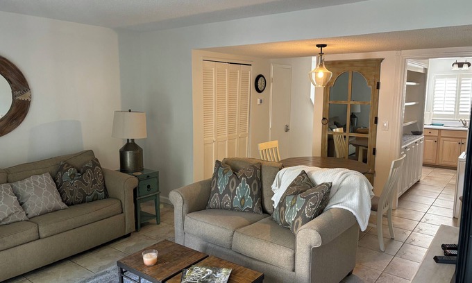 Saint Simons Island Condominio | Charming Condo steps to Village