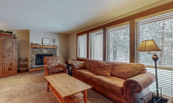 Bend Condominio | Charming condo with serene views, access to resort amenities, WiFi, and patio