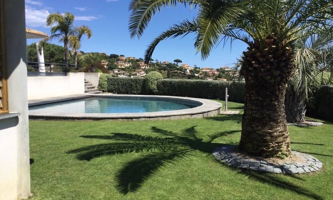 Sainte-Maxime Casa | Encantadora villa contemporánea y confortable con piscina.