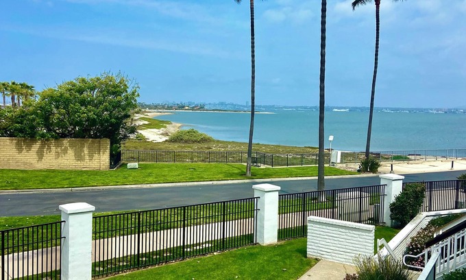 Coronado Cays Condominio | Charming Coronado Condo with Pool and jacuzzi, Walk to beach!
