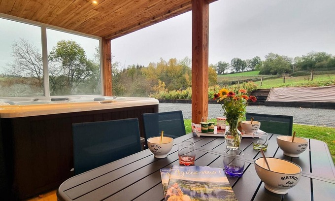 Pouilly-les-Feurs Cabaña | Agradable casa rural con jacuzzi, terraza, y vistas naturales