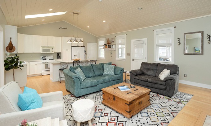 New Buffalo Cabaña | Charming cottage 2blks to town, walking distance to beach & restaurants, hot tub