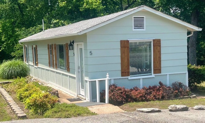 Grove Complejo | Charming Cottage #5 with Lake View & Hot Tub - Sleeps 4 - minutes from boat ramp
