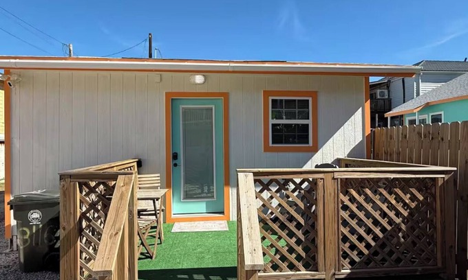 Galveston Cabaña | Charming Cottage, 700ft from Beach