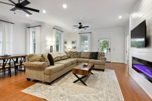 Gulfport Casa | Charming Cottage and Guest House a block to beach!