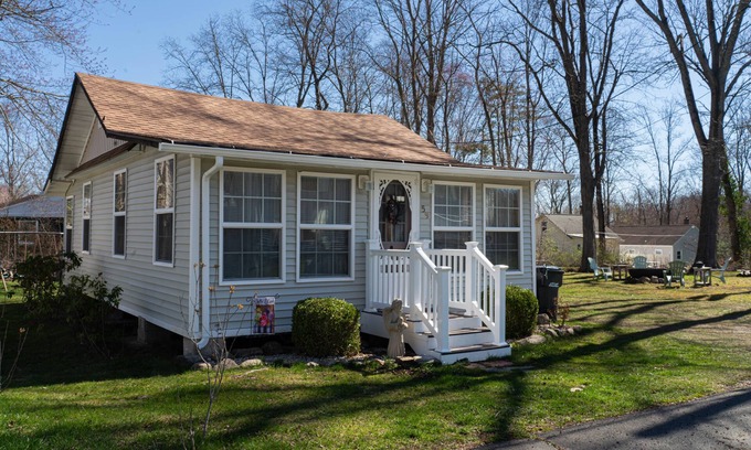 Coventry Lake Cabaña | Charming Cottage by the Lake❤️