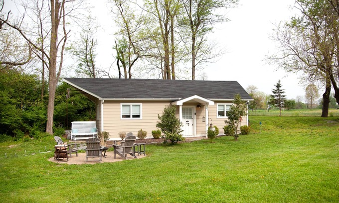 Blue Ridge Cabaña | Charming Cottage Farm Stay w/King Bed: Country Views-Pet Friendly!