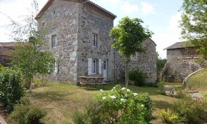 Rauret Cabaña | Casa rural para 4 personas con patio privado en Rauret, cerca de las Gargantas del Allier