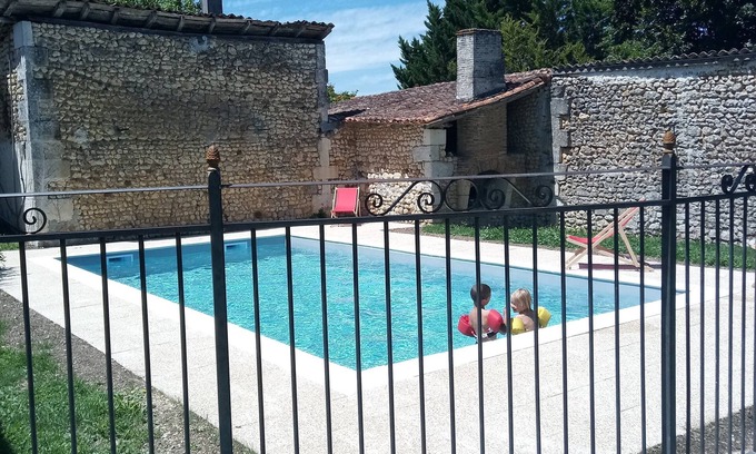Pillac Casa | Encantadora casa de campo para familiares y amigos en el corazón de un pueblo en el sur de Charente.