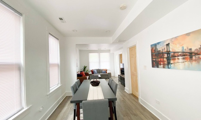 Tri-Taylor Apartamento | Charming Cottage Home Near Little Italy & UIC