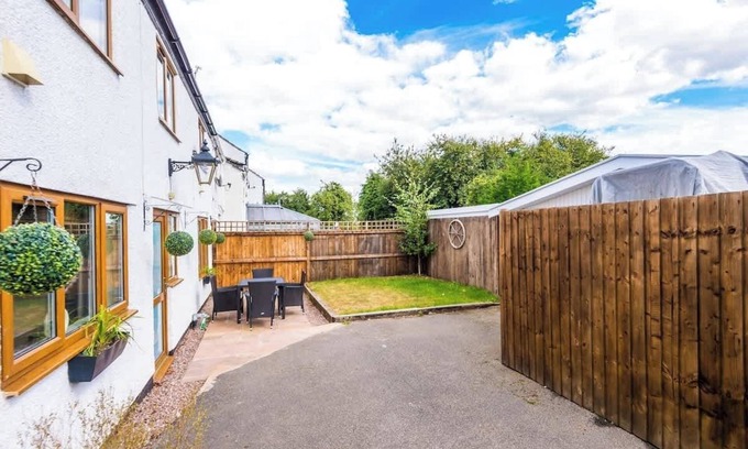 Chorlton-by-Backford Cabaña | Charming cottage, ideal for Families, Free Parking
