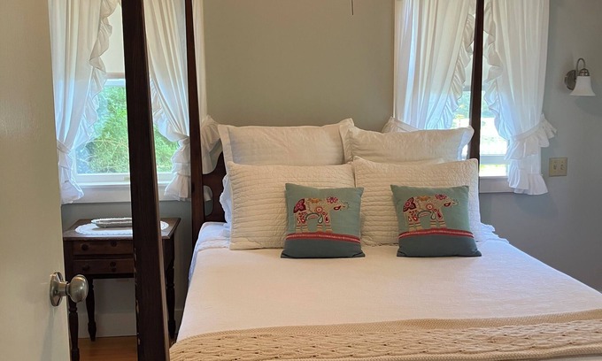 Chilmark Cabaña | Charming cottage in bucolic Chilmark. Minutes to Menemsha harbor.