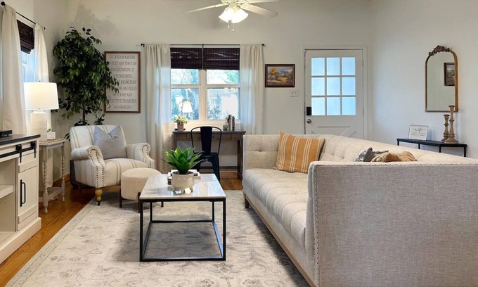 Tomball Cabaña | Charming Cottage in Old Town Tomball -walk to shopping and restaurants