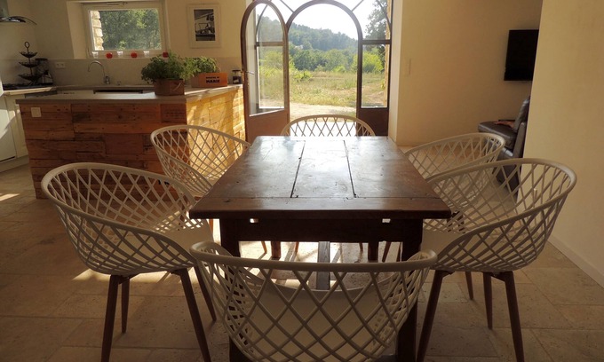 Menerbes Cabaña | Encantadora casa de campo en la casa de piedra rodeada de viñedos en el Luberon