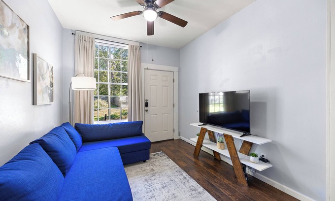Nacogdoches Casa | Charming Cottage in historic Nacogdoches. Steps away from the brick streets!