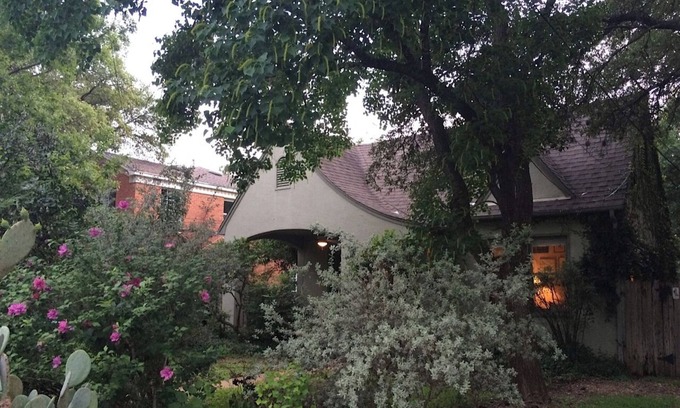 West Campus Cabaña | Cottage con Encanto cerca de UT