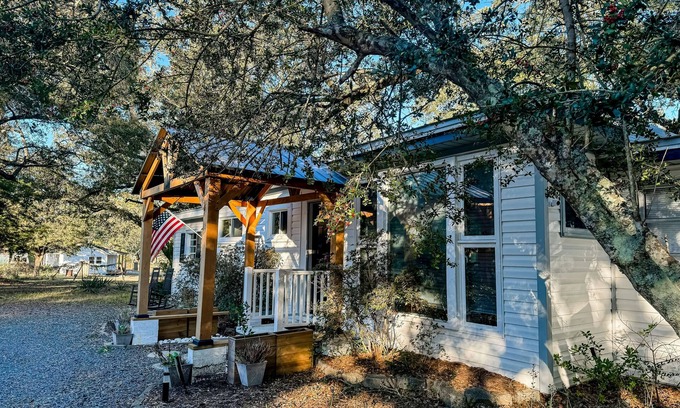 Shallotte Casa | Charming cottage on Saucepan Creek near Ocean Isle beaches with hot tub