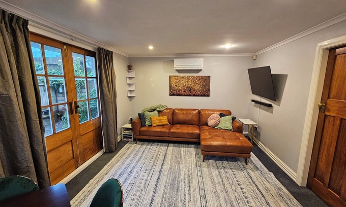 Newtown Casa | Charming Cottage Retreat – Close to Hospital & Newtown Cafes, with Garage