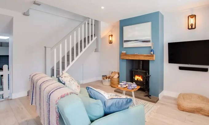 Ferryside Cabaña | Charming Cottage Retreat by Ferryside Beach and steps from Welsh Coastal Path