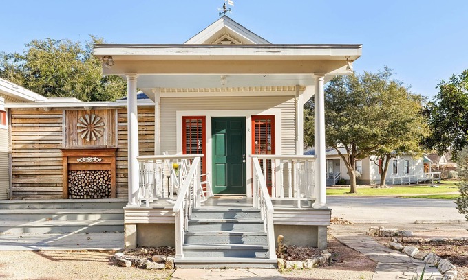 New Braunfels Casa | Charming Cottage Escape – King Suite w/ Jacuzzi & Secluded Patio | Historic Charm w/ Modern Comforts
