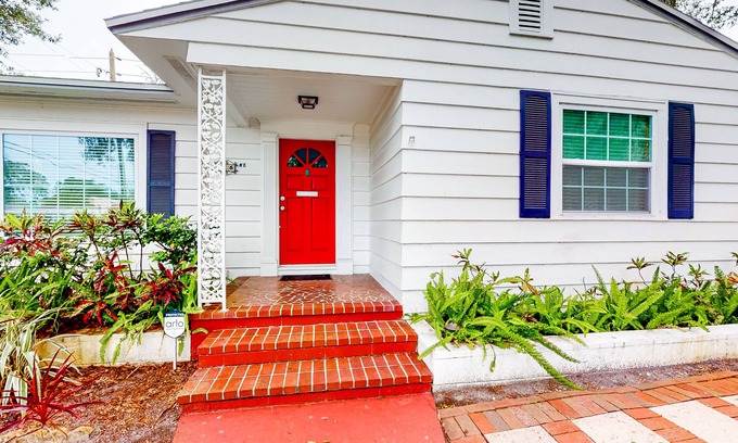 Historic Old Northeast Casa | Charming cottage with patio & W/D - walk to the Bay Bay and North Shore Park