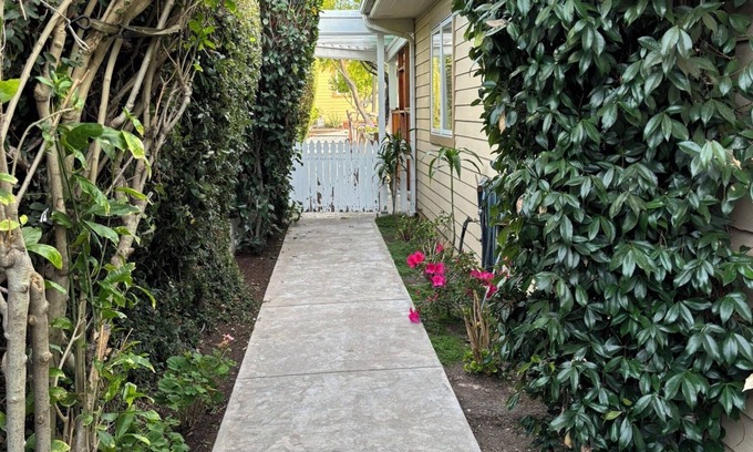Thousand Oaks Cabaña | Charming cottage in Thousand Oaks with WiFi and AC