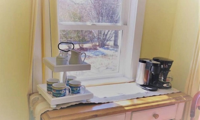 West Yarmouth Cabaña | Charming Cottage near Beach and Ferry.