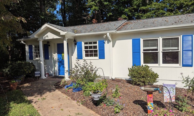 Winston - Salem Cabaña | Charming cottage in Winston-Salem with WiFi and AC