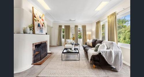 Braddon Casa | Charming Cottage Walk to City and Eat Street