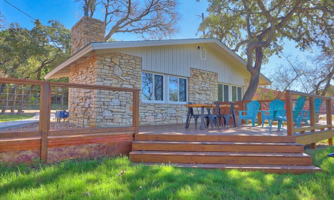 Canyon Lake Cabaña | Charming Cottage with Modern Interior | Millie's Cottages Ruth