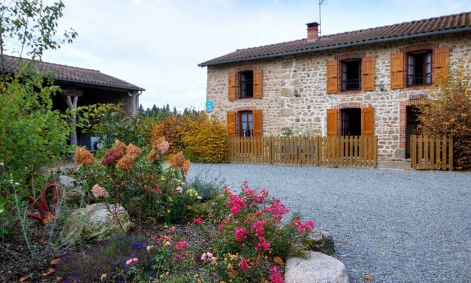 Les Salles Cabaña | Casa rural con terraza, chimenea y todos los servicios incluidos, cerca de lagos y rutas de senderismo