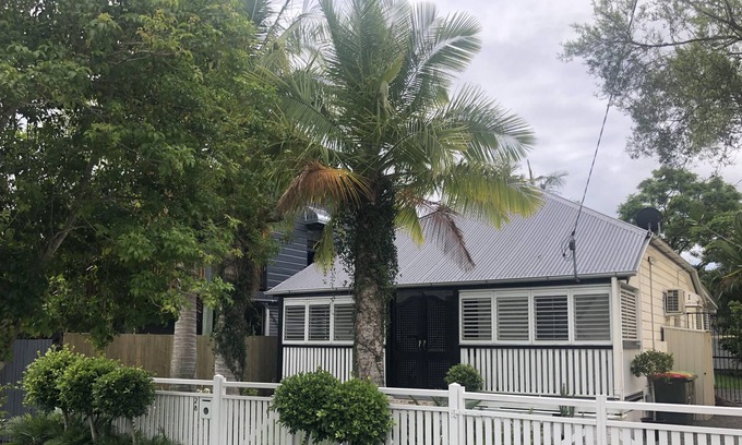 Windsor Casa | Charming cottage with backyard and close to everything