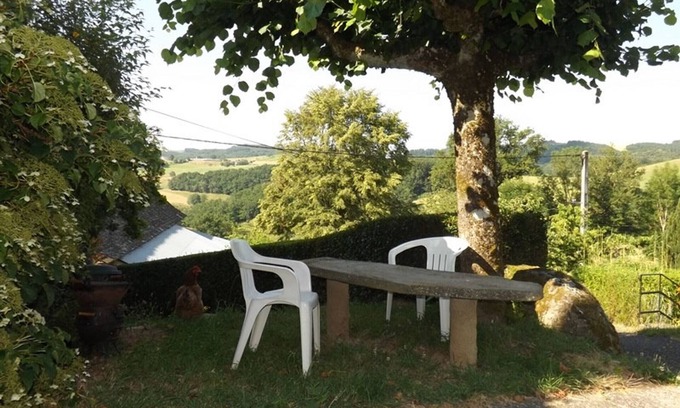 Ladinhac Cabaña | Charming Cottage with Terrace, Near Hiking Routes & Scenic Villages
