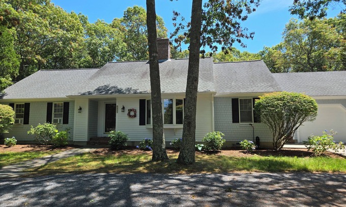 Marstons Mills Casa | Charming Cotuit Home, JUST REDUCED. 400.00 per night--Small Pet OK Sleeps 8.