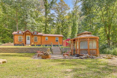 Zanesville Casa | Charming Couples Cabin on 40 Acres in Zanesville