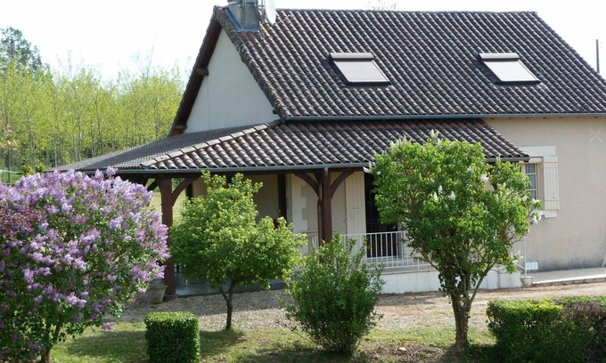 Thiviers Cabaña | Casa acogedora con chimenea, terraza, y amplio jardín en Thiviers