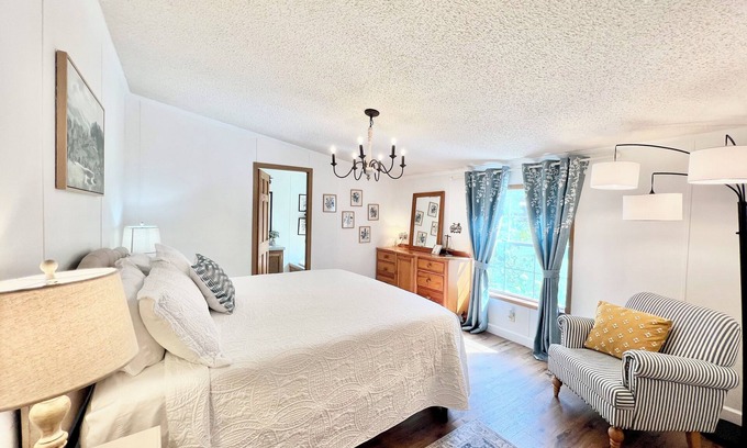 Central Bridge Casa | Charming Country Cottage