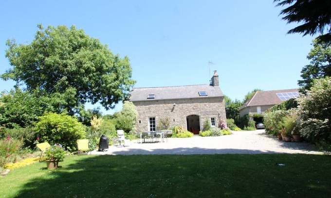 Couville Cabaña | Casa independiente con encanto rural, chimenea y jardín, cerca del litoral del Cotentin