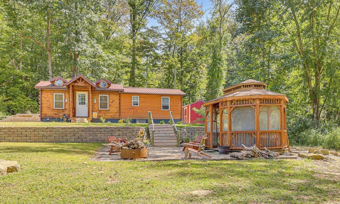 Zanesville Cabina | Charming Couples Cabin on 40 Acres in Zanesville