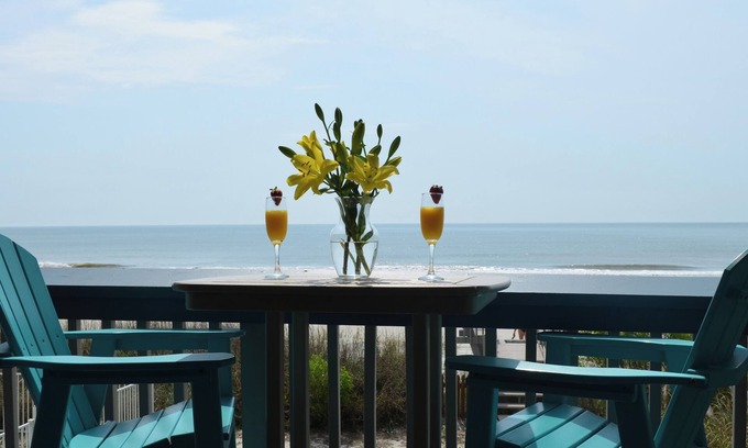 Surfside Beach Condominio | ¡Nuevo listado! Retiro encantador frente al mar-Vistas increíbles desde su cama!
