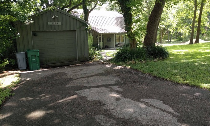 Canyon Lake Cabina | Charming Cozy 2-bedroom cabin with WiFi, in enchanting Canyon Lake on the River