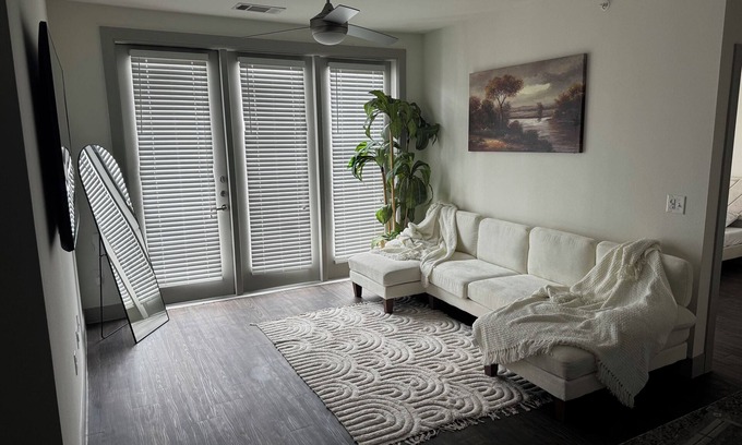 Addison Apartamento | Charming, Cozy 2-bedroom with luxury gym, WiFi, & Pool in Addison